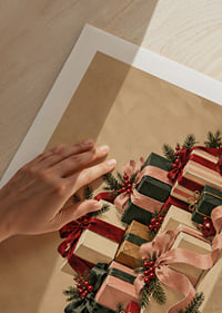 Cartel navideño con una atmósfera especial, con paquetes bellamente envueltos, ramas de abeto y detalles rojos.-9