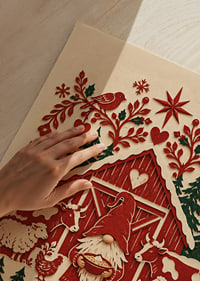 Cartel navideño folclórico con Papá Noel, un granero rojo, animales de granja y detalles de árboles de hoja perenne.-3