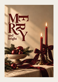 Las velas color burdeos, los lazos de terciopelo y las bolas navideñas crean la clásica calidez de la Navidad.-3