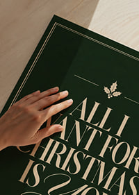 Elegante póster navideño con tipografía romántica en blanco crema sobre fondo verde oscuro.-3