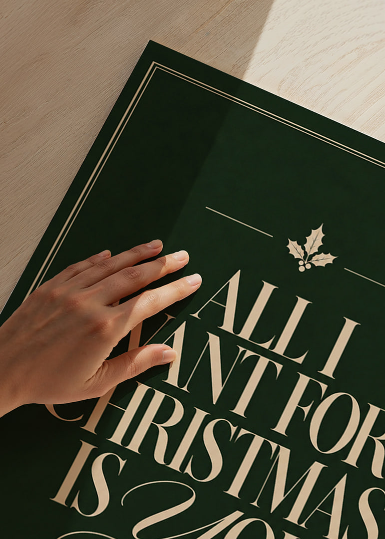 Elegante póster navideño con tipografía romántica en blanco crema sobre fondo verde oscuro.-12