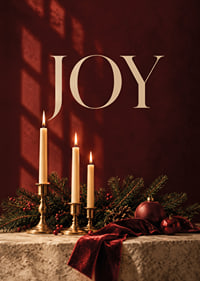 Las velas, las ramas de abeto y los detalles en terciopelo rojo crean un cálido ambiente navideño.-7