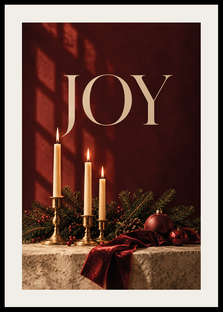 Las velas, las ramas de abeto y los detalles en terciopelo rojo crean un cálido ambiente navideño.-12