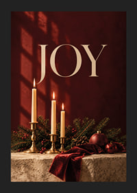Las velas, las ramas de abeto y los detalles en terciopelo rojo crean un cálido ambiente navideño.-5