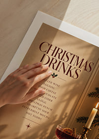 Cartel navideño con ambiente festivo, con bebidas invernales, velas y tonos rojo intenso.-9