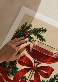 Un cóctel rojo con un lazo, ramas de abeto y bayas en un cálido ambiente navideño.-9