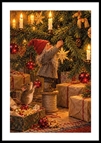 Un Papá Noel y un ratoncito decoran el árbol con cálidas luces navideñas doradas.-0