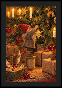 Un Papá Noel y un ratoncito decoran el árbol con cálidas luces navideñas doradas.-4