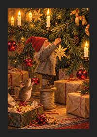 Un Papá Noel y un ratoncito decoran el árbol con cálidas luces navideñas doradas.-5