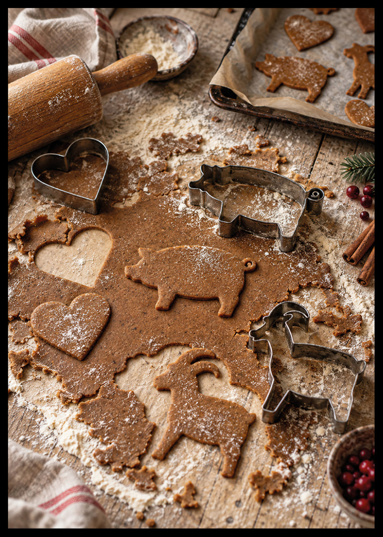 La masa de pan de jengibre, los moldes y la harina crean un ambiente navideño cálido y acogedor.-12