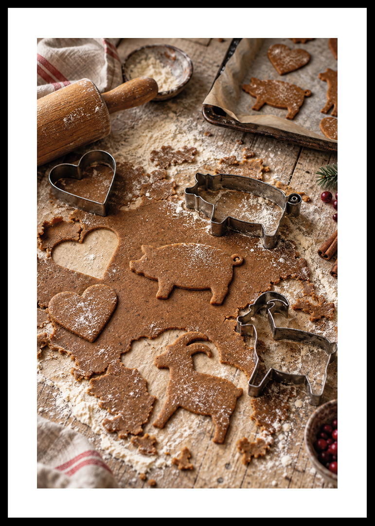 La masa de pan de jengibre, los moldes y la harina crean un ambiente navideño cálido y acogedor.-12