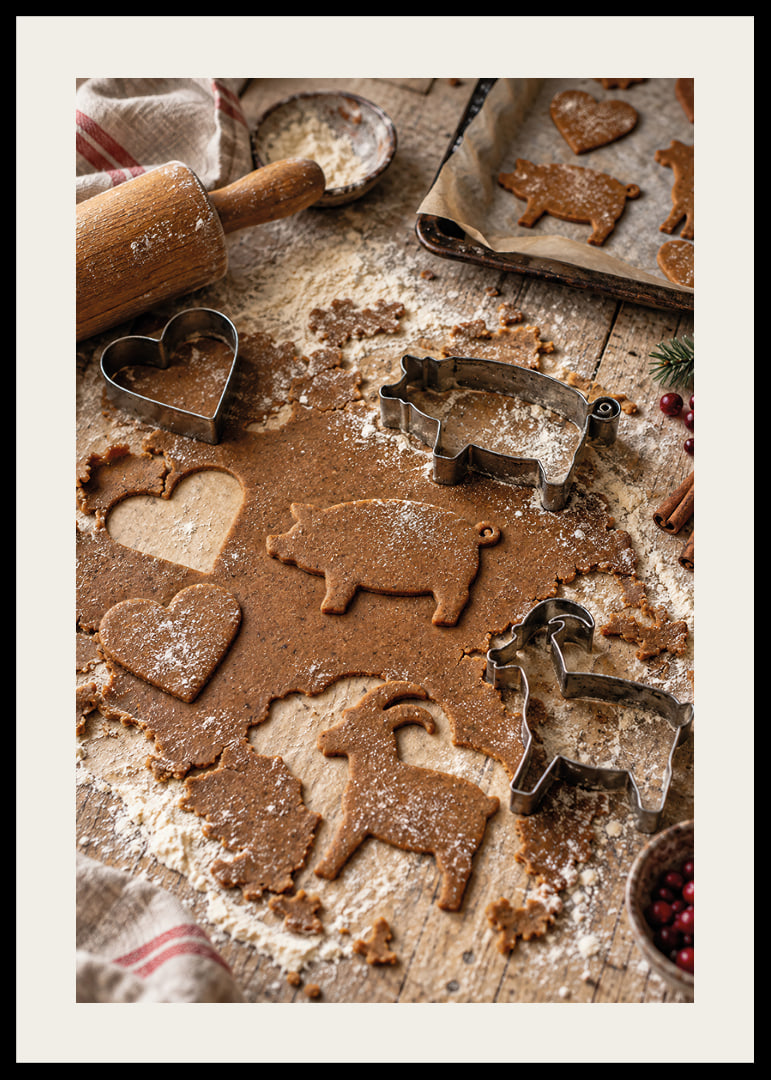 La masa de pan de jengibre, los moldes y la harina crean un ambiente navideño cálido y acogedor.-12