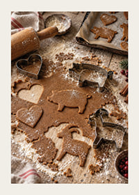La masa de pan de jengibre, los moldes y la harina crean un ambiente navideño cálido y acogedor.-3