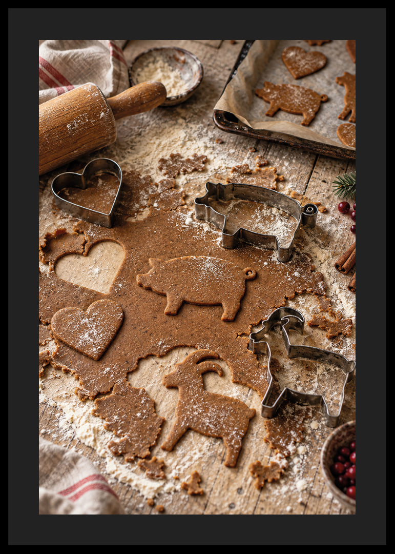 La masa de pan de jengibre, los moldes y la harina crean un ambiente navideño cálido y acogedor.-12