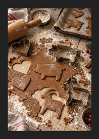 La masa de pan de jengibre, los moldes y la harina crean un ambiente navideño cálido y acogedor.-5