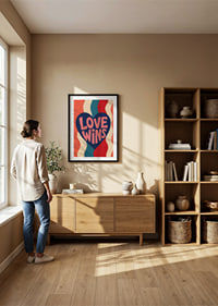 Een donkerblauw hart met de boodschap LOVE WINS in warme retrokleuren.-8