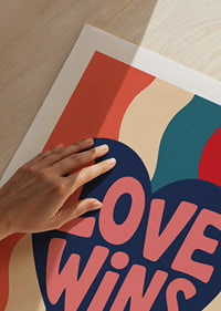 Een donkerblauw hart met de boodschap LOVE WINS in warme retrokleuren.-9