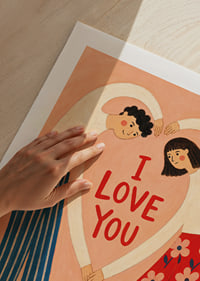 Speelse illustratie van een stel dat een hart vormt rond een liefdevolle groet.-9