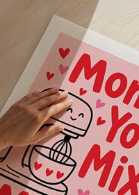 Speelse keukenposter met een vrolijk keukenapparaat, hartjes en lieve tekst.-9
