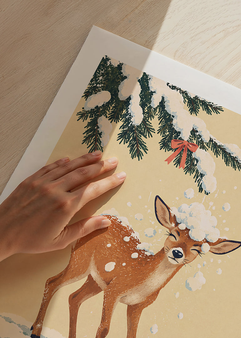 Divertida ilustración invernal de un ciervo bajo ramas cubiertas de nieve.-12