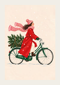 Una mujer pasea en bicicleta entre la nieve con un abeto en el portaequipajes.-3