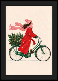 Una mujer pasea en bicicleta entre la nieve con un abeto en el portaequipajes.-4