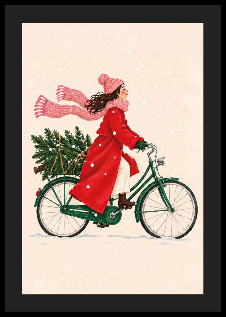 Una mujer pasea en bicicleta entre la nieve con un abeto en el portaequipajes.-12
