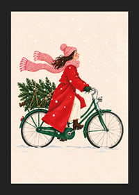 Una mujer pasea en bicicleta entre la nieve con un abeto en el portaequipajes.-5
