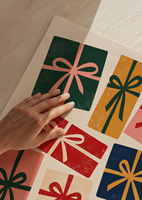 Los coloridos paquetes de regalo con lazos dibujados a mano crean un ambiente navideño cálido y divertido.-3
