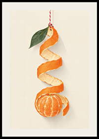 Una clementina pelada con la cáscara flotando y una hoja verde bajo una luz tenue.-2