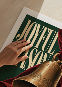 Burgundiapunase sametrihmaga kuldne kell loob sooja ja klassikalise jõulutunde.-9