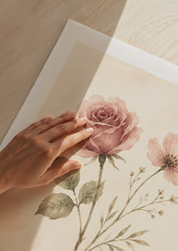 Skira akvarellblommor i dämpat rosé skapar en mjuk och romantisk känsla.-9