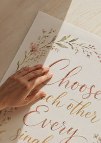 Romantische quote in warme kalligrafie, omlijst door heldere aquarelbloemen.-3