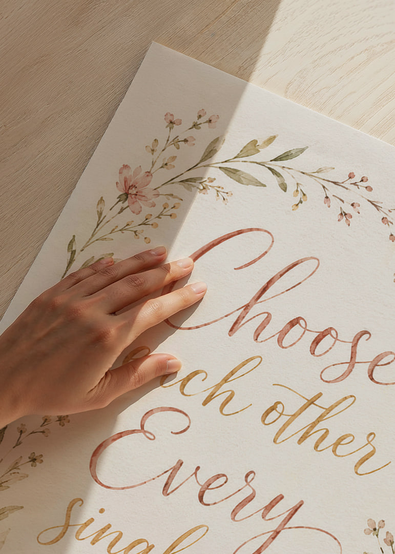 Romantische quote in warme kalligrafie, omlijst door heldere aquarelbloemen.-12