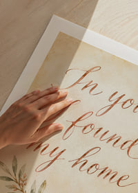 Romantische tekst in warme kalligrafie met transparante bladeren in aquarel-stijl.-9