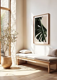 Närbild av gröna monstera-blad mot ljus beige bakgrund-8