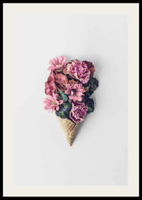 Fotografia ružových kvetov naaranžovaných vo vaflovom kornútku-2