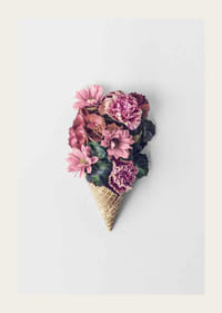 Fotografia ružových kvetov naaranžovaných vo vaflovom kornútku-3