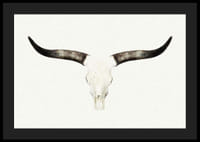 Crâne d'animal photoréaliste avec de longues cornes sur fond blanc-4