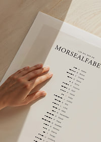 Minimalistisk översikt av morsealfabetet i svart på ljus bakgrund-9