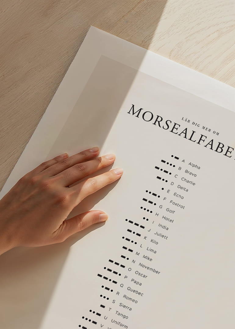 Minimalistisk översikt av morsealfabetet i svart på ljus bakgrund-12