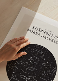 Grafisk illustration av stjärnbilder i svartvitt cirkelformat-9