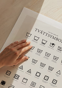 Svartvita tvättsymboler och förklarande textillustrationer-9