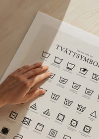 Svartvita tvättsymboler och förklarande textillustrationer-5