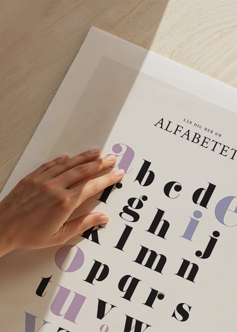 Illustrerat alfabet med färgmarkerade vokaler och konsonanter-12