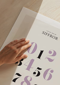 Stora siffror 0 till 9 i lila och svart mot ljus bakgrund-9
