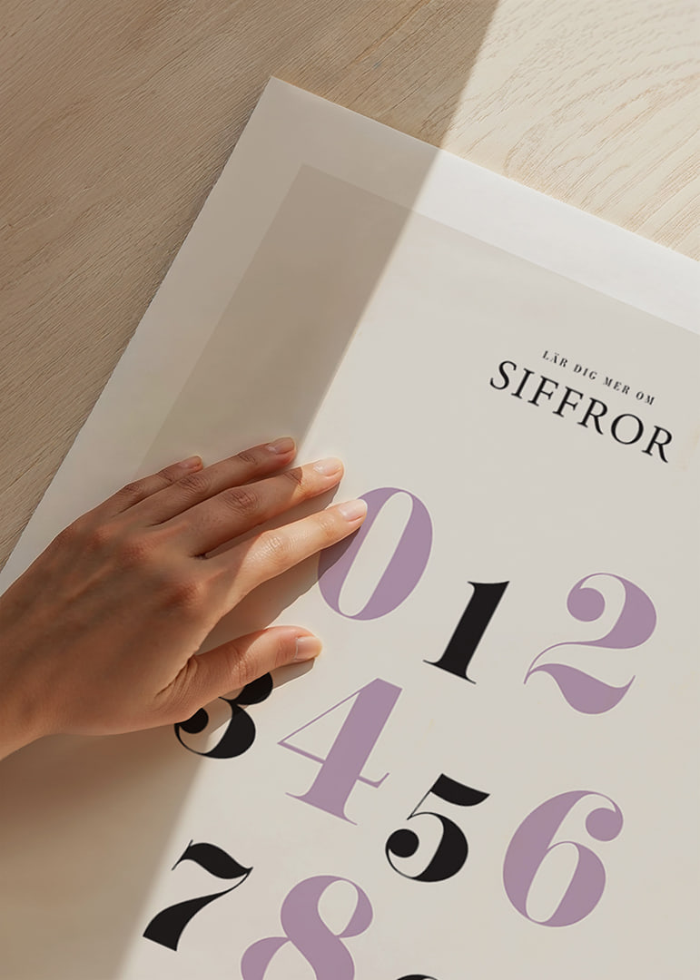 Stora siffror 0 till 9 i lila och svart mot ljus bakgrund-12