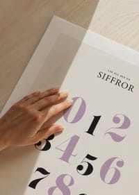 Stora siffror 0 till 9 i lila och svart mot ljus bakgrund-5