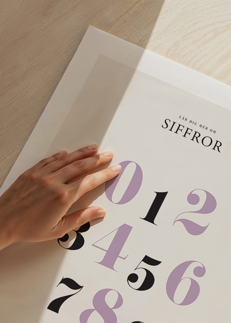 Stora siffror 0 till 9 i lila och svart mot ljus bakgrund-12