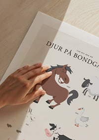 Illustrerade bondgårdsdjur i milda färger på ljus bakgrund-9